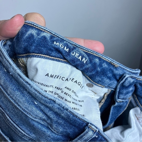 American Eagle Outfitters distressed destroyed mom jeans size 4 regular - Picture 8 of 8